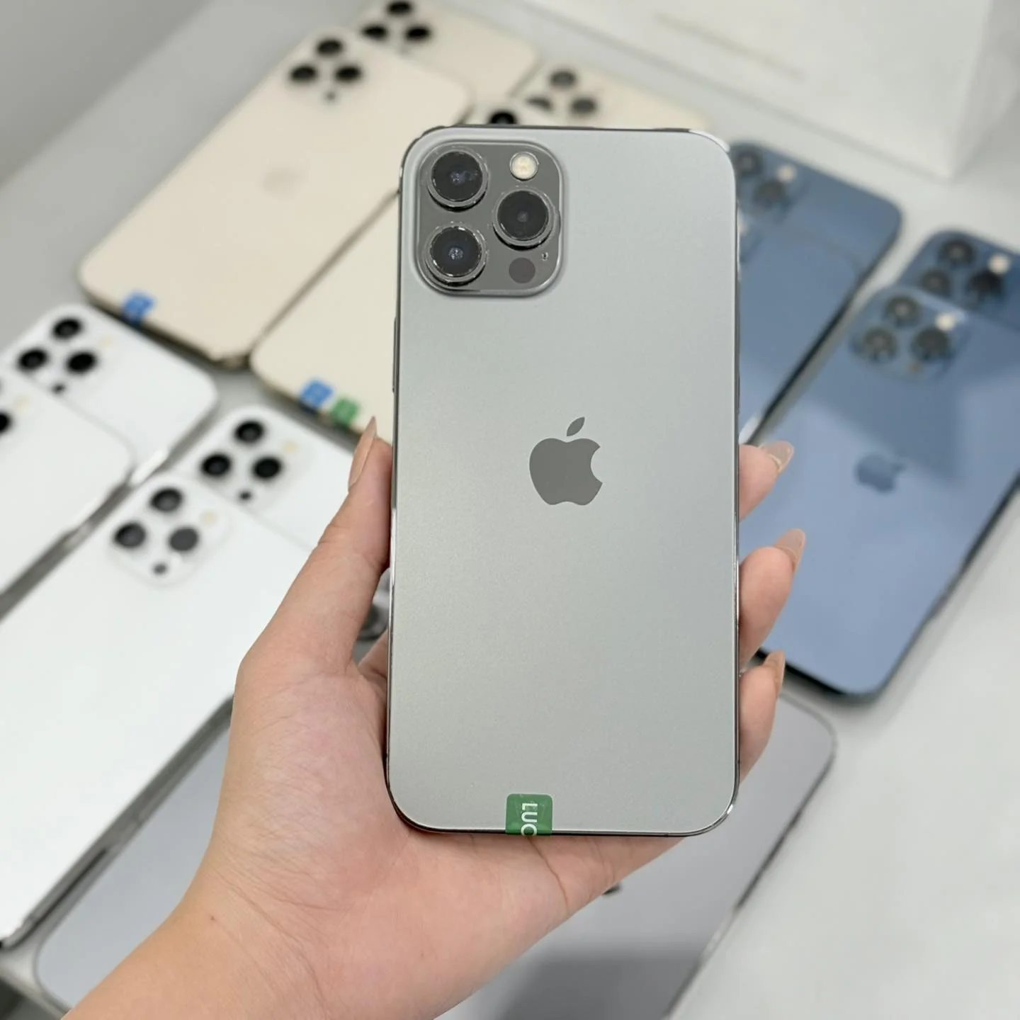 Khách rạng rỡ nhận iPhone Like New tại Shop Apple 123 Pleiku — quyết định mua máy đã qua sử dụng đáng giá