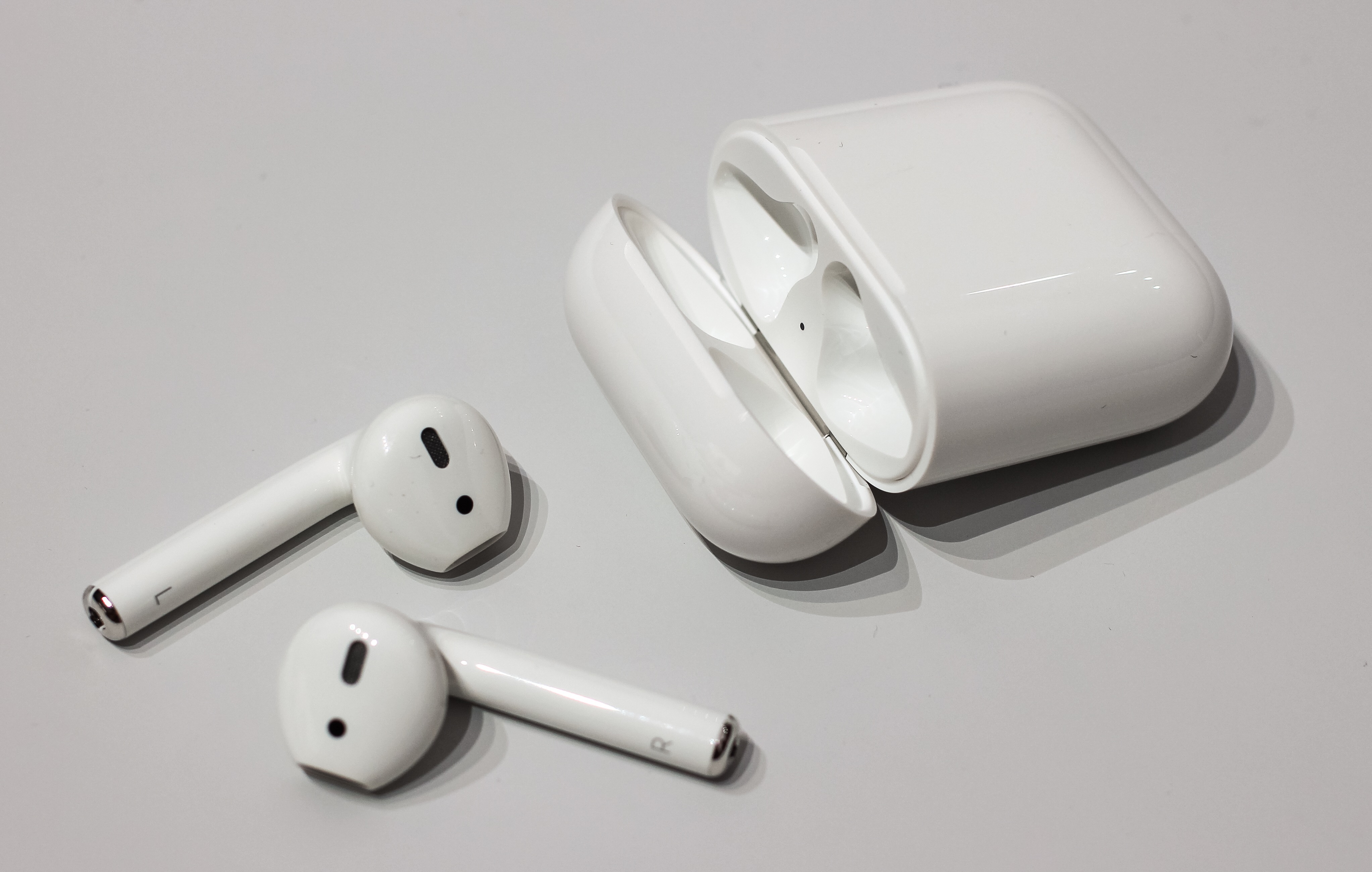 Hộp sạc AirPods 4 với cổng USB-C và thời lượng pin được cải thiện