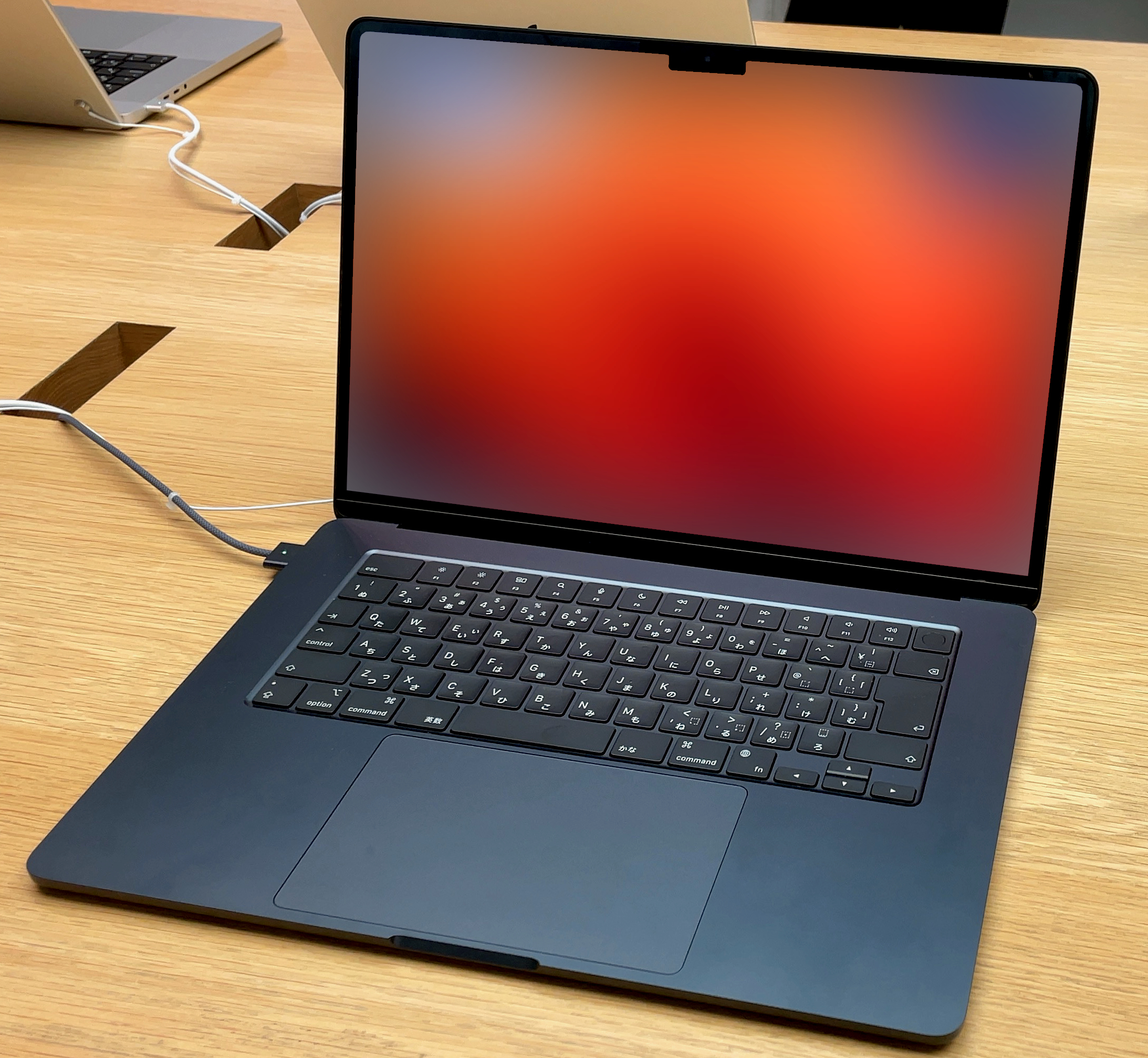 Màn hình MacBook hiển thị giao diện macOS Sequoia 16