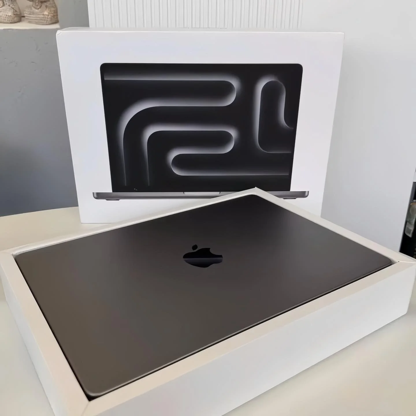 MacBook Pro màu Space Black mở hộp tại quầy Shop Apple 123 Pleiku. Dùng cho bài Mac mới / open-box review / quà tặng dân lập trình.