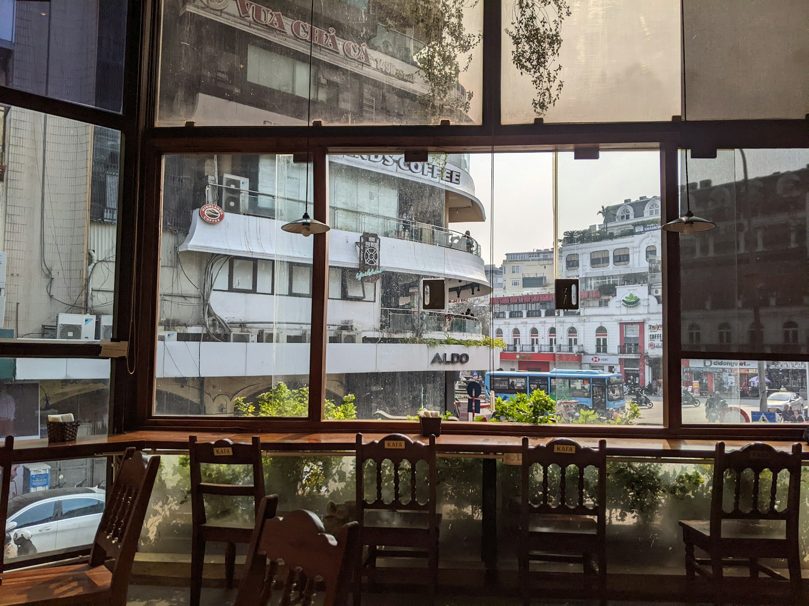 Quán cafe nhìn xuống phố Việt Nam qua cửa sổ — ghế gỗ KAFA