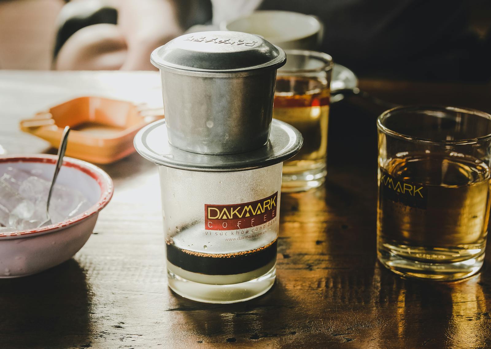 Phin cà phê Tây Nguyên (Kon Tum) trên bàn gỗ sậm