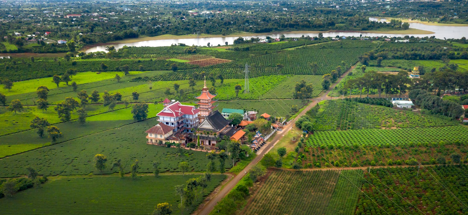 Chùa Bửu Minh Gia Lai nhìn từ trên cao, đồng quê xanh