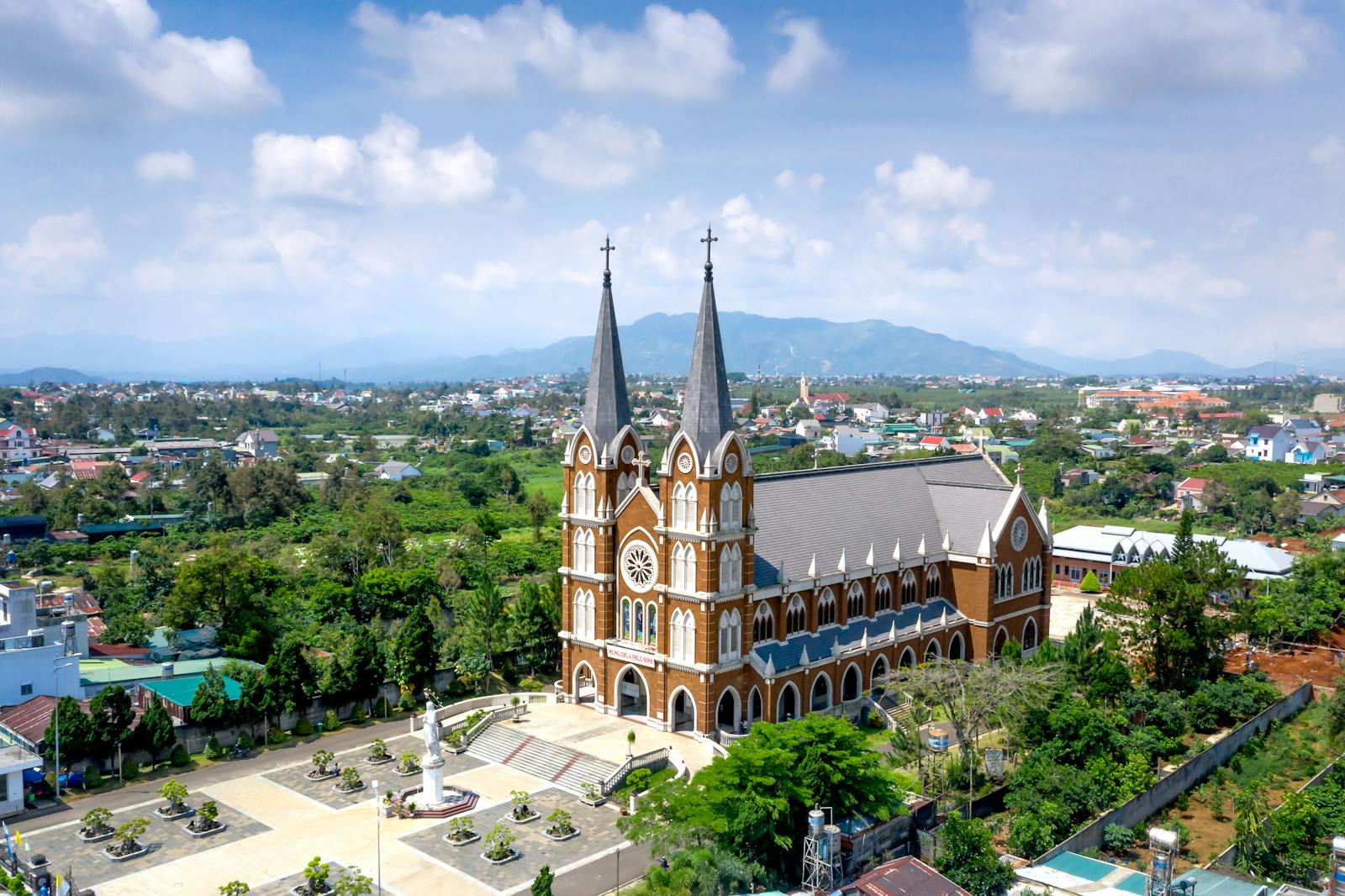 Nhà thờ Pleiku nhìn từ trên cao, dãy núi xa làm nền