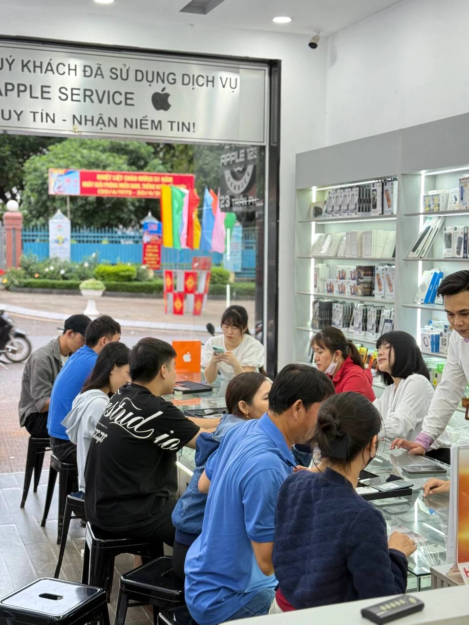 Không khí nhộn nhịp tại Apple 123 Pleiku. Cảm ơn quý khách đã tin tưởng và đồng hành cùng shop suốt 9 năm uy tín!