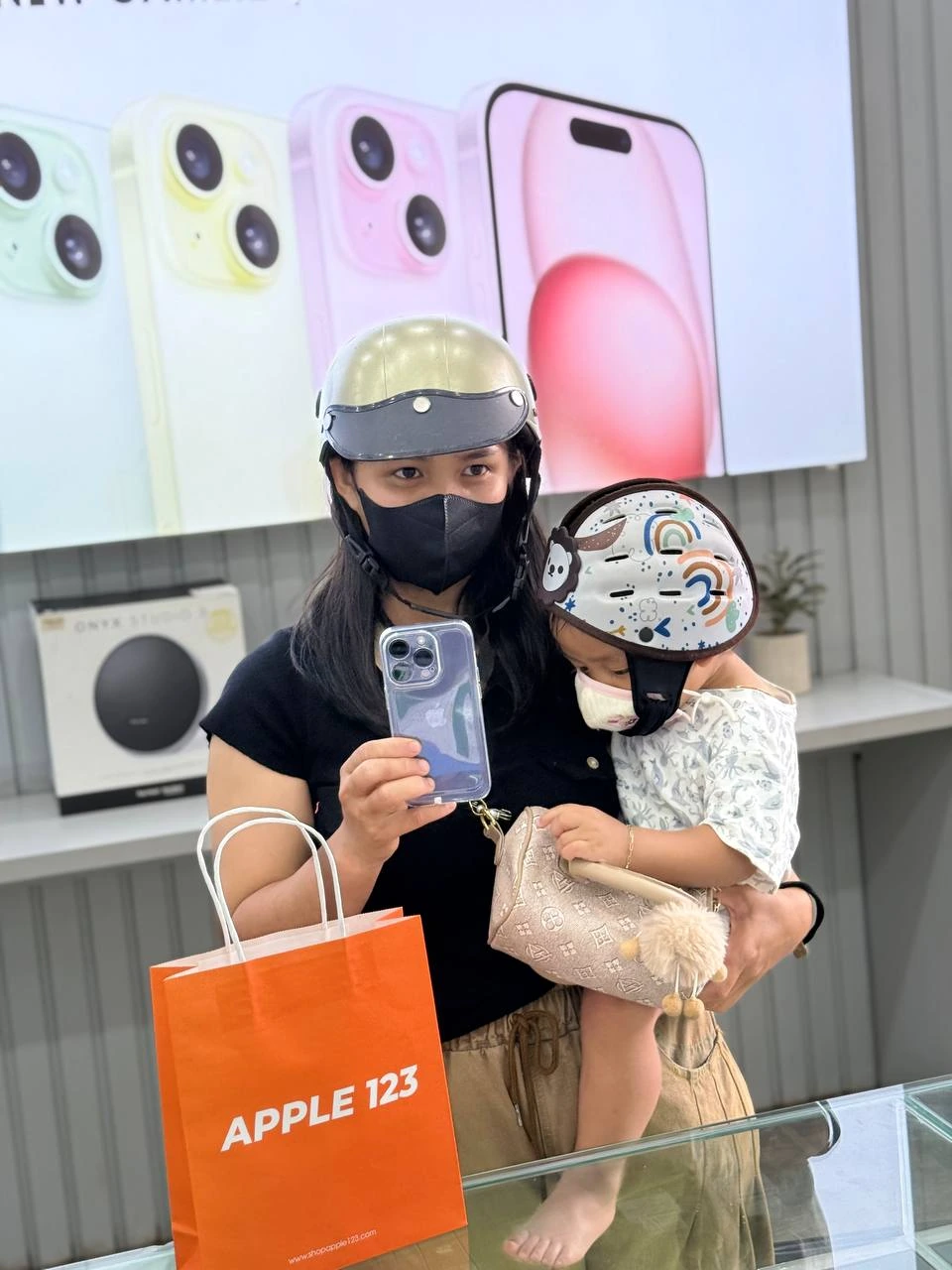 Apple 123 Pleiku cảm ơn mẹ con khách đã tin tưởng chọn iPhone 15 Pro. Chúc gia đình có trải nghiệm thật ưng ý! ❤️