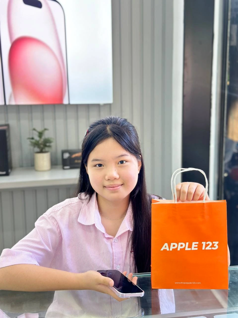 Cảm ơn bạn khách đã tin tưởng chọn chiếc iPhone mới tại Apple 123 Pleiku. Chúc bạn có những trải nghiệm thật tuyệt vời!