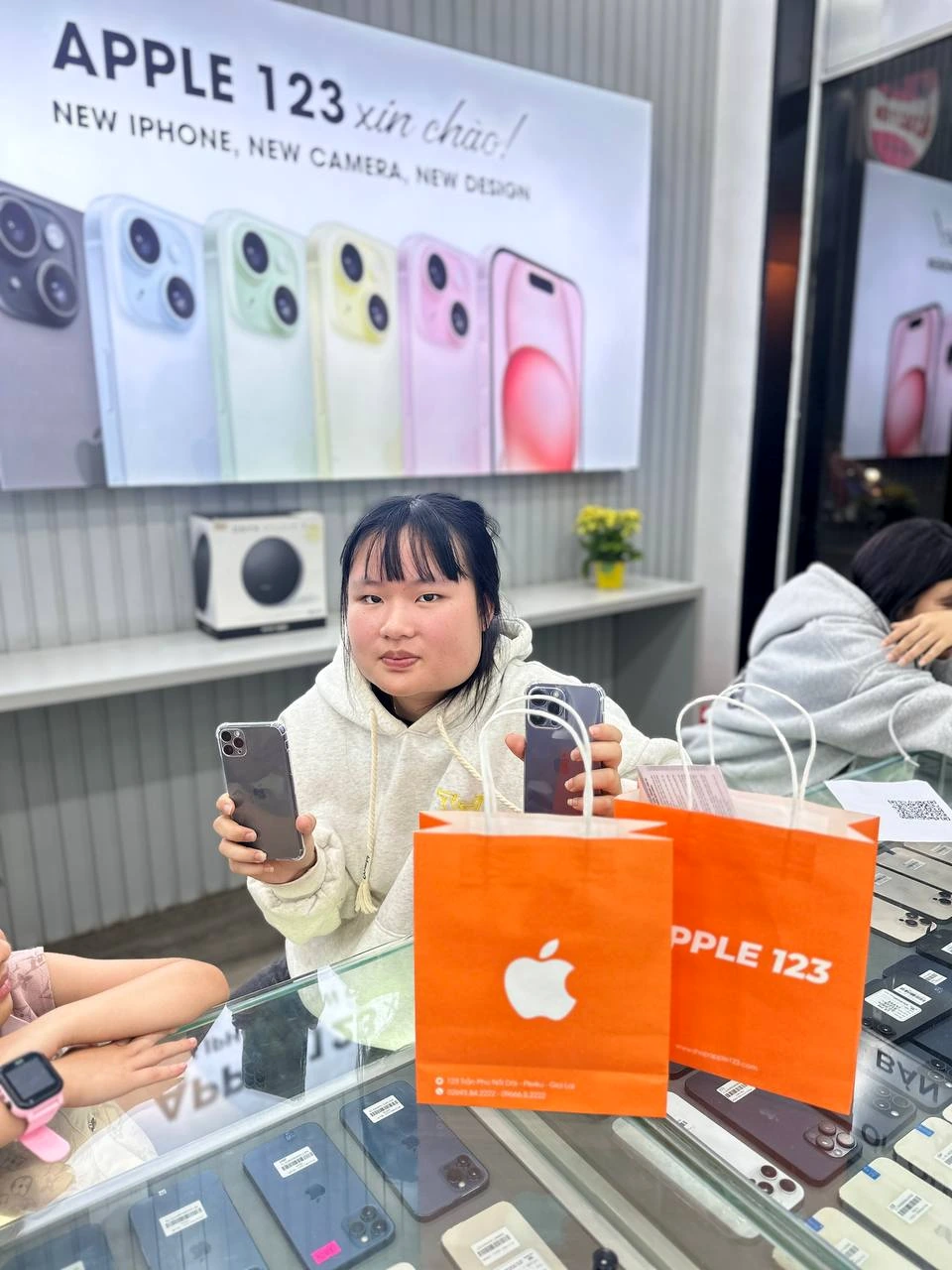 Niềm vui nhân đôi khi bạn rinh liền hai chiếc iPhone mới tinh về nhà từ Apple 123. Chúc bạn trải nghiệm tuyệt vời!