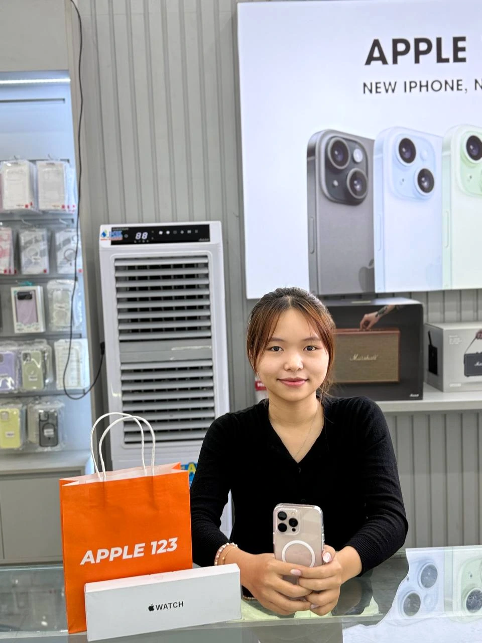 Hân hạnh đón chị khách rạng rỡ rinh ngay combo iPhone và Apple Watch tại Apple 123. Chúc chị trải nghiệm thật tuyệt vời! ❤️