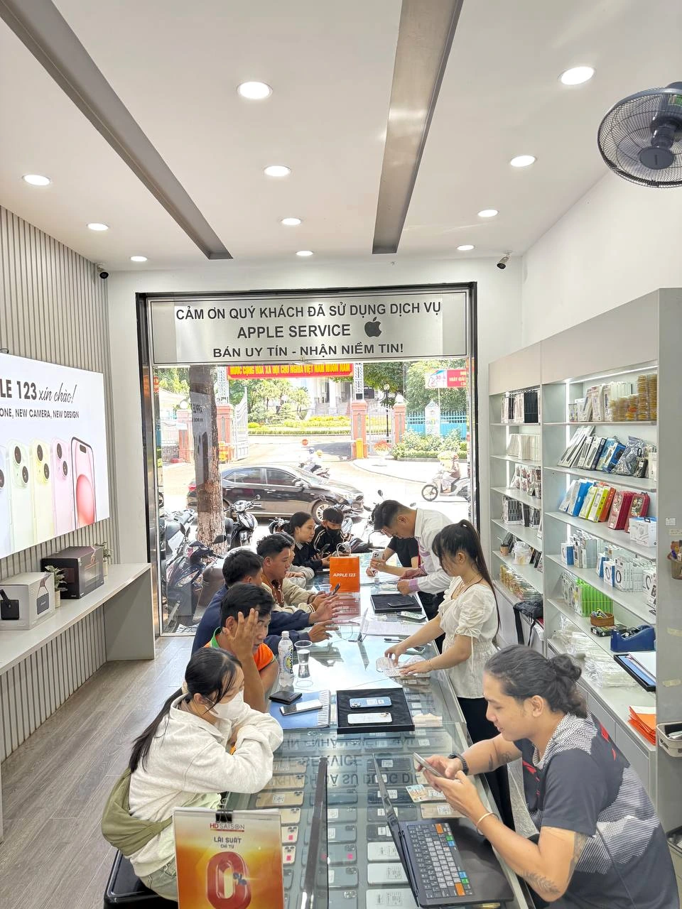 Apple 123 Pleiku luôn rộn ràng khách ghé thăm — cảm ơn quý khách đã tin chọn chúng tôi suốt 9 năm qua.