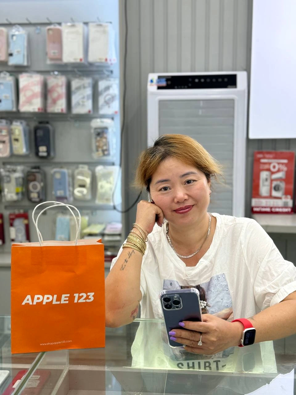 Niềm vui khi chị khách hài lòng với iPhone Pro mới tại Apple 123 Pleiku. Cảm ơn chị và chúc trải nghiệm thật tuyệt vời!