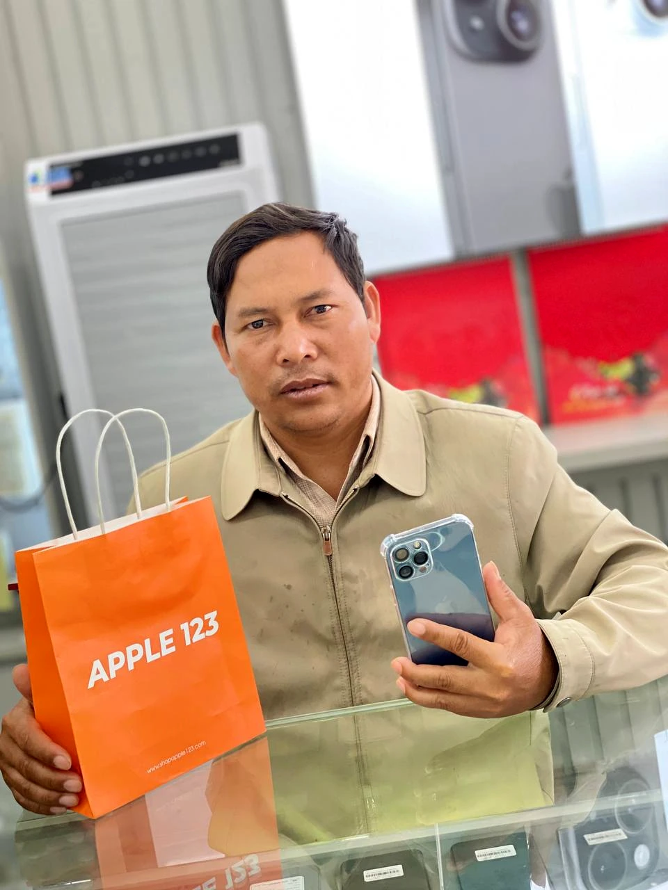 Cảm ơn anh khách đã tin tưởng chọn chiếc iPhone mới tại Apple 123. Chúc anh trải nghiệm thật tuyệt vời! ✨