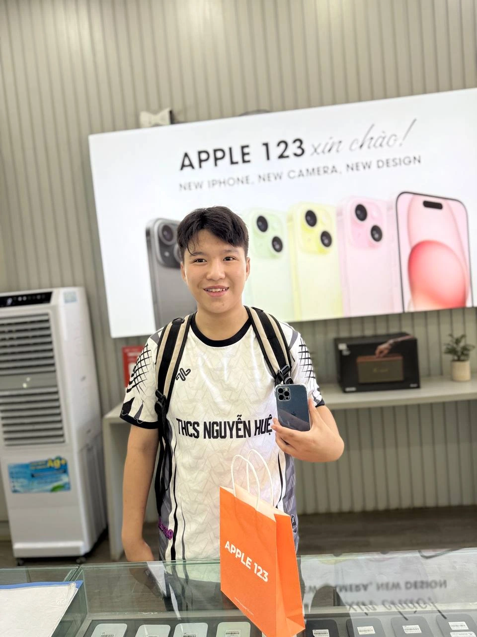 Niềm vui khách trẻ hạnh phúc với iPhone mới tại Apple 123 Pleiku. Cảm ơn bạn đã tin tưởng shop suốt 9 năm uy tín!