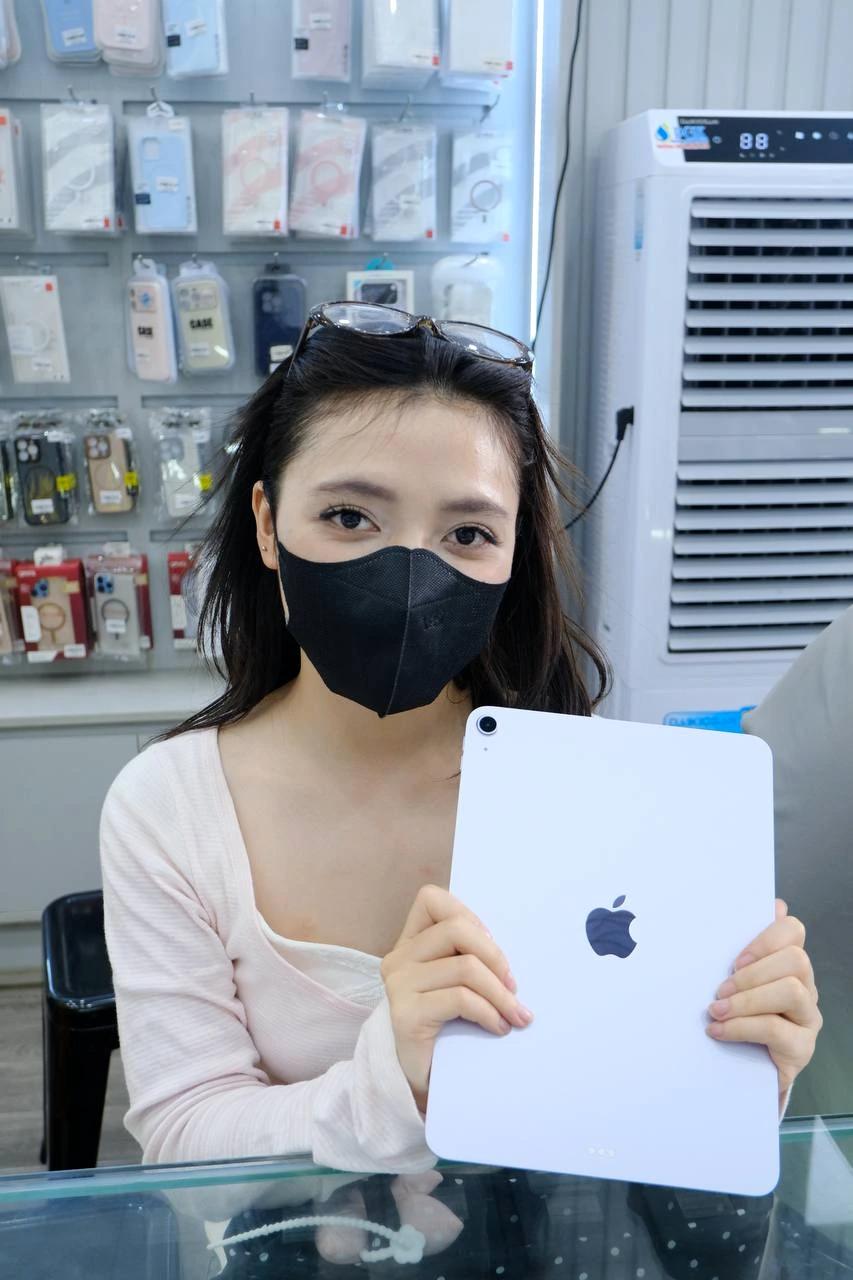 Cảm ơn bạn khách xinh đẹp đã tin tưởng chọn chiếc iPad Air mới tại Shop Apple 123. Chúc bạn trải nghiệm thật vui! ❤️