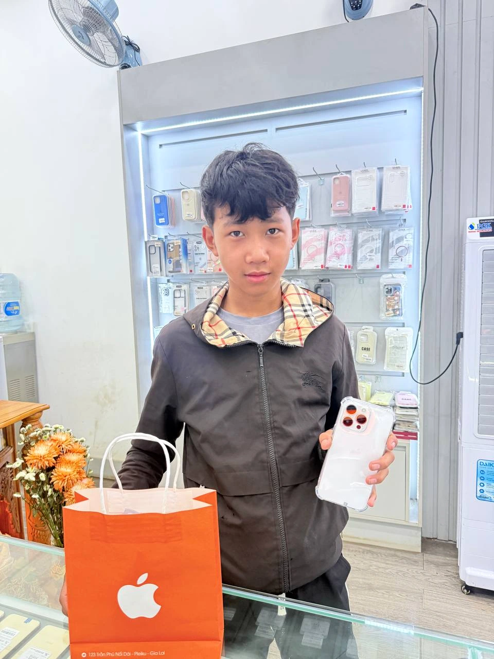 Cảm ơn anh khách đã tin tưởng Shop Apple 123 để rinh iPhone 15 Pro mới về nhà — chúc anh dùng vui vẻ nhé ❤️