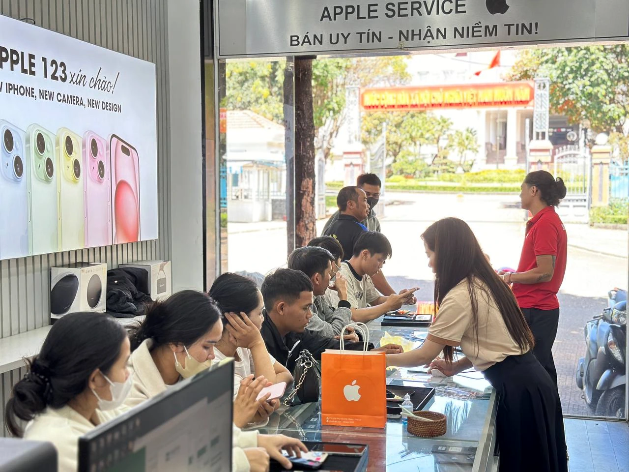 Không khí cuối tuần nhộn nhịp tại Apple 123 Pleiku. Cảm ơn quý khách đã tin chọn và đồng hành cùng shop suốt 9 năm uy tín!