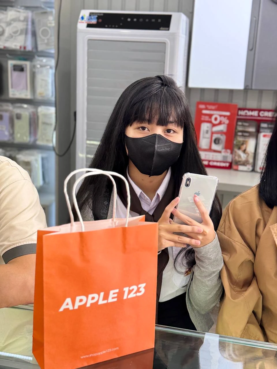 Niềm vui khi đón khách hàng xinh xắn cùng chiếc iPhone mới về nhà từ Apple 123. Chúc bạn trải nghiệm thật ưng ý! ✨
