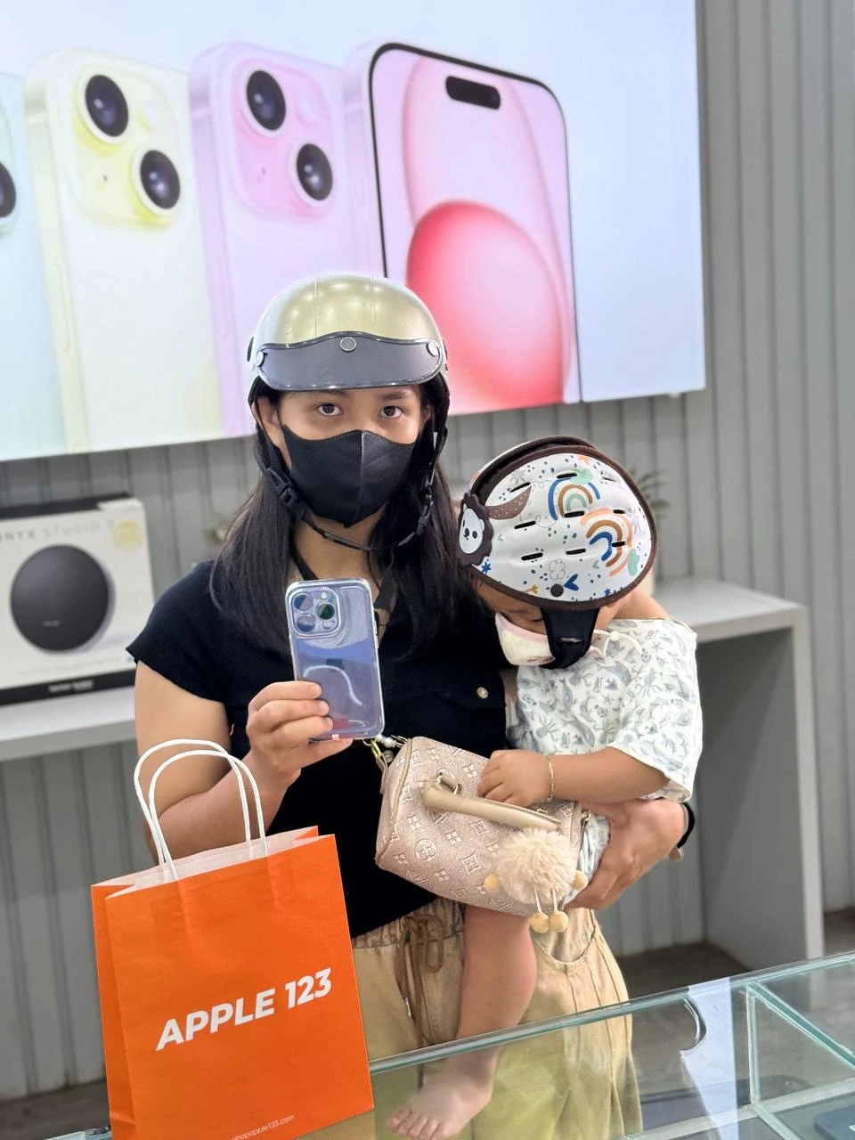 Gia đình hạnh phúc nhận iPhone Pro mới tại Shop Apple 123 Pleiku — niềm tin 9 năm cửa hàng iPhone Gia Lai