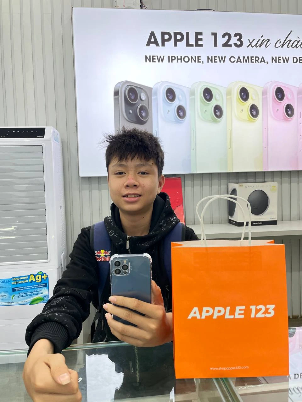 Cảm ơn anh khách trẻ đã tin tưởng chọn iPhone Pro tại Apple 123. Chúc anh trải nghiệm thật vui cùng dế yêu mới! ❤️