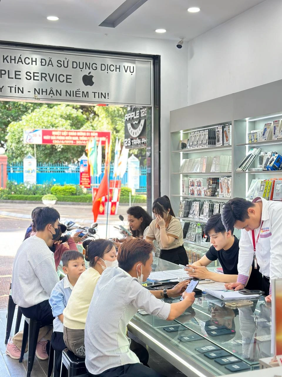 Shop Apple 123 lại tấp nập khách hàng ghé thăm! Niềm vui khi được phục vụ mọi người, cảm ơn sự tin yêu trong 9 năm qua.