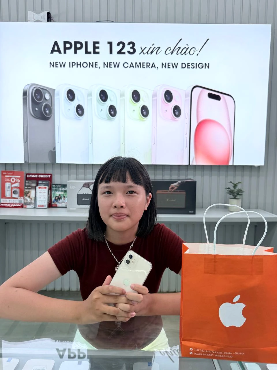 Niềm vui rạng rỡ của khách trẻ cùng iPhone mới tại Apple 123. Chúc bạn có trải nghiệm tuyệt vời nhé! ❤️