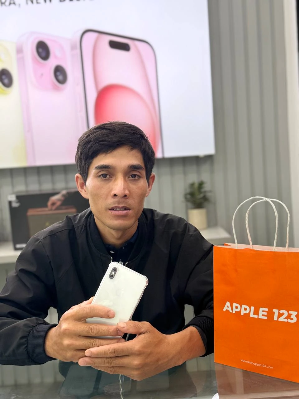 Cảm ơn anh khách đã tin tưởng chọn iPhone mới tại Apple 123 Pleiku – chúc anh trải nghiệm thật vui!