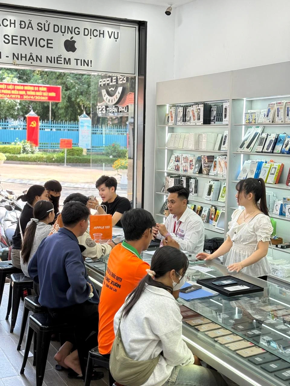 Apple 123 Pleiku luôn hân hạnh đón chào quý khách. Cảm ơn sự tin tưởng và yêu mến của bạn trong suốt 9 năm qua!