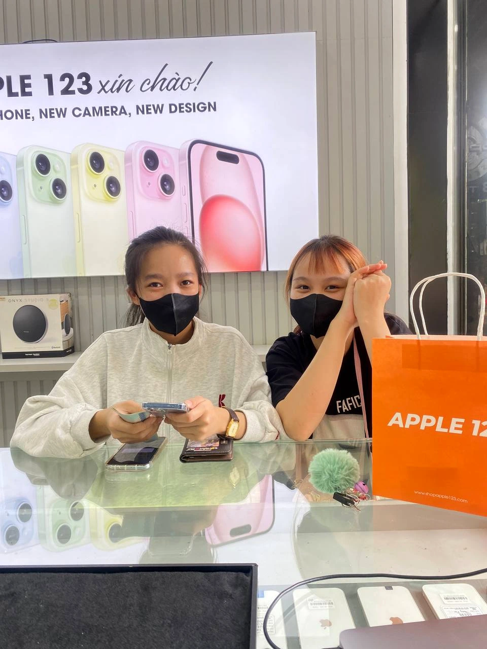 Cảm ơn hai chị khách xinh đẹp đã tin tưởng chọn Shop Apple 123 Pleiku để lên đời sản phẩm mới. Chúc các chị có những trải nghiệm thật tuyệt 