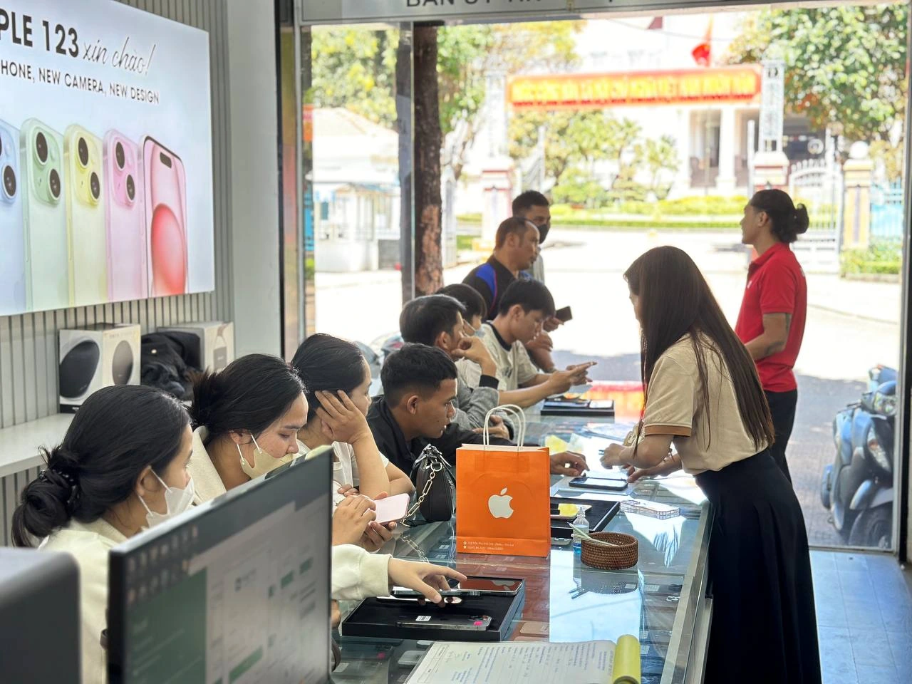 Apple 123 Pleiku rộn ràng đón khách yêu ghé thăm. Cảm ơn sự tin tưởng của quý khách suốt 9 năm qua!
