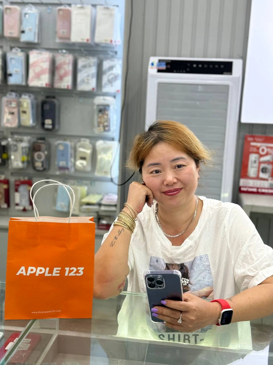 Apple 123 Pleiku rất vui được đón chị khách sở hữu iPhone Pro mới. Cảm ơn sự tin tưởng bền bỉ suốt 9 năm qua!
