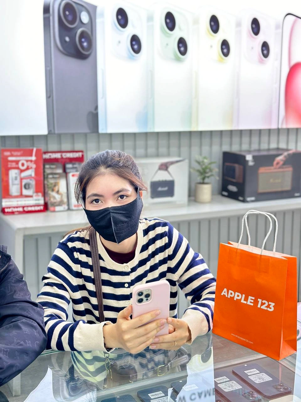 Khoảnh khắc rạng rỡ của khách hàng bên chiếc iPhone Pro vừa sở hữu tại Apple 123, 9 năm uy tín.