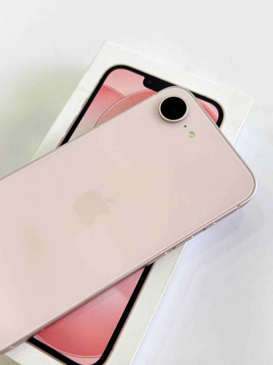 Sắc hồng quyến rũ của iPhone đã có mặt tại Shop Apple 123. 9 năm uy tín, luôn mang đến trải nghiệm tuyệt vời.