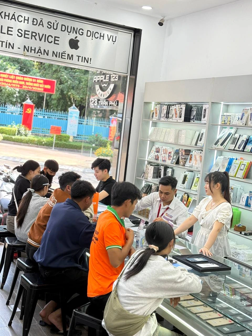 Cảm ơn sự ủng hộ nhiệt tình của quý khách đã giúp Apple 123 Pleiku luôn tấp nập suốt 9 năm uy tín.