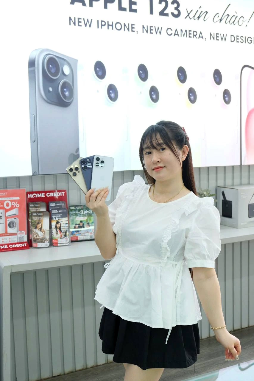 Anh chị em rạng rỡ khoe bộ ba iPhone 15 Pro mới rinh tại Shop Apple 123 Pleiku