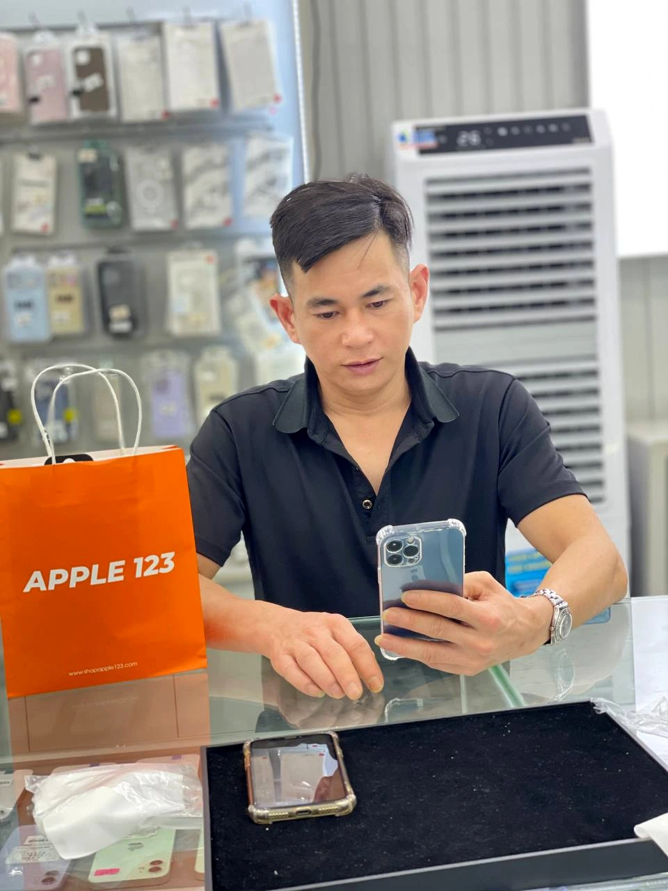 Cảm ơn anh khách đã tin tưởng chọn iPhone mới tại Apple 123 — chúc anh trải nghiệm thật vui ❤️