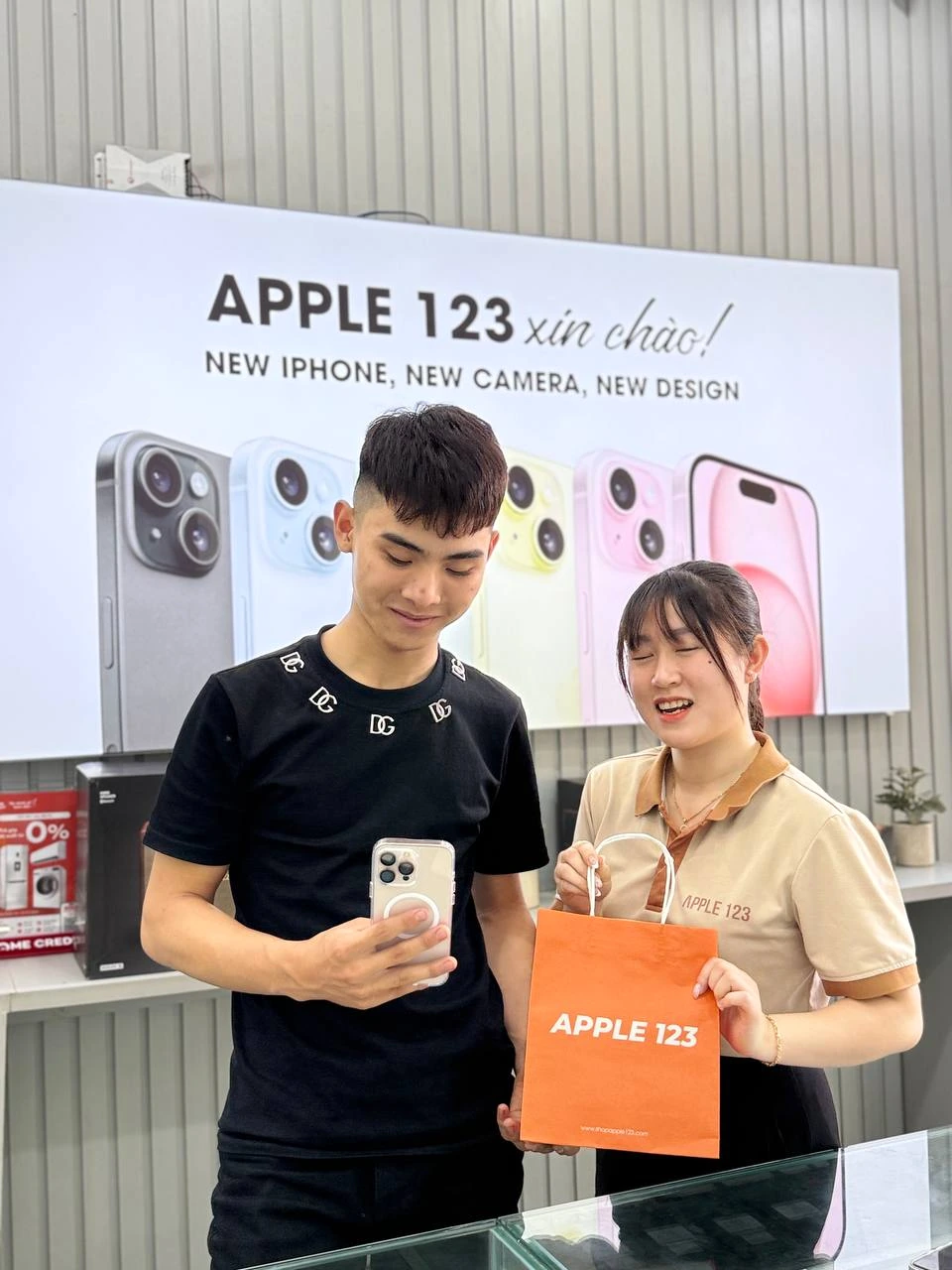 Apple 123 Pleiku cảm ơn anh khách đã tin chọn iPhone 15 Pro mới. Chúc anh có trải nghiệm thật vui!