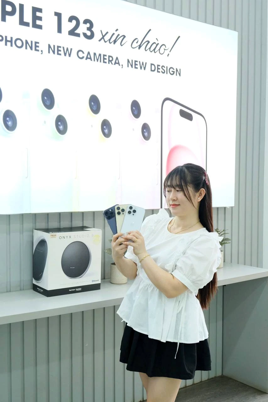Apple 123 Pleiku chào đón khách đến trải nghiệm đa dạng iPhone 15 Pro. Cảm ơn sự tin yêu của quý khách suốt 9 năm qua! ✨