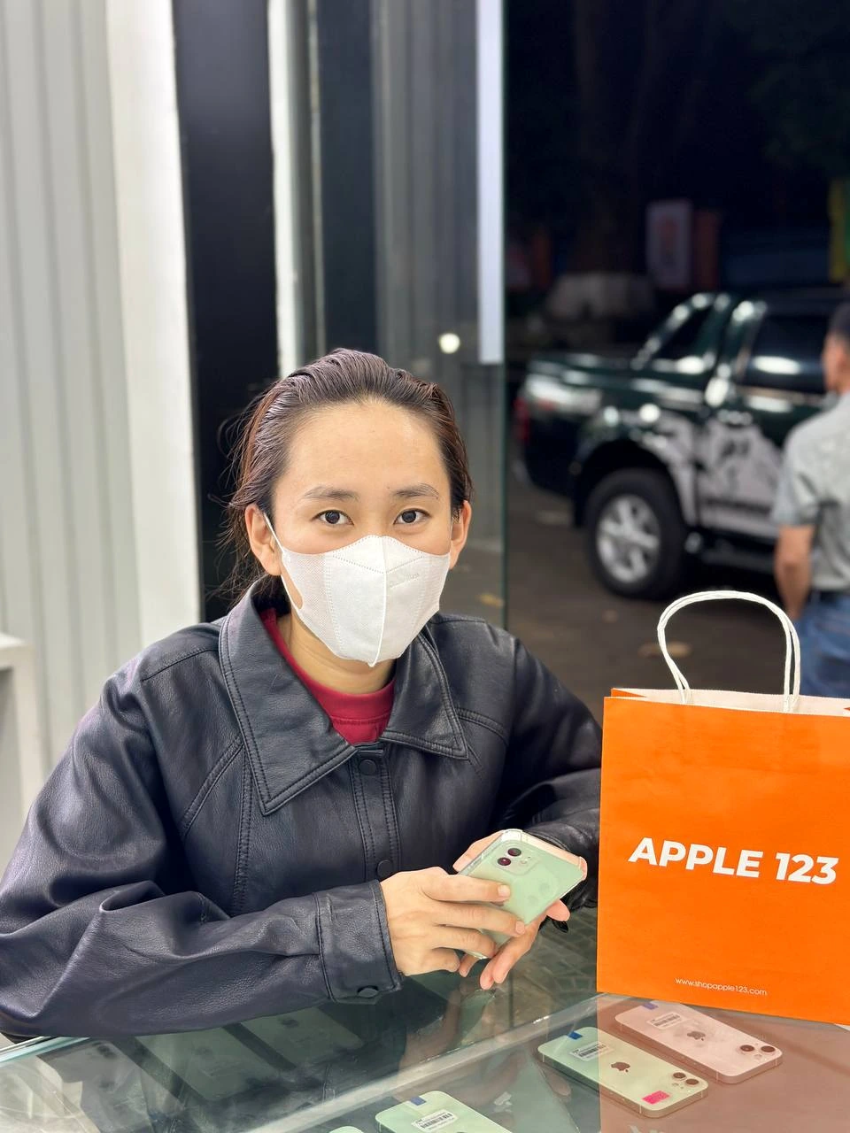 Hạnh phúc khi trao tay iPhone màu xanh mint đến khách yêu. Cảm ơn quý khách đã tin tưởng Apple 123 suốt 9 năm qua! ❤️