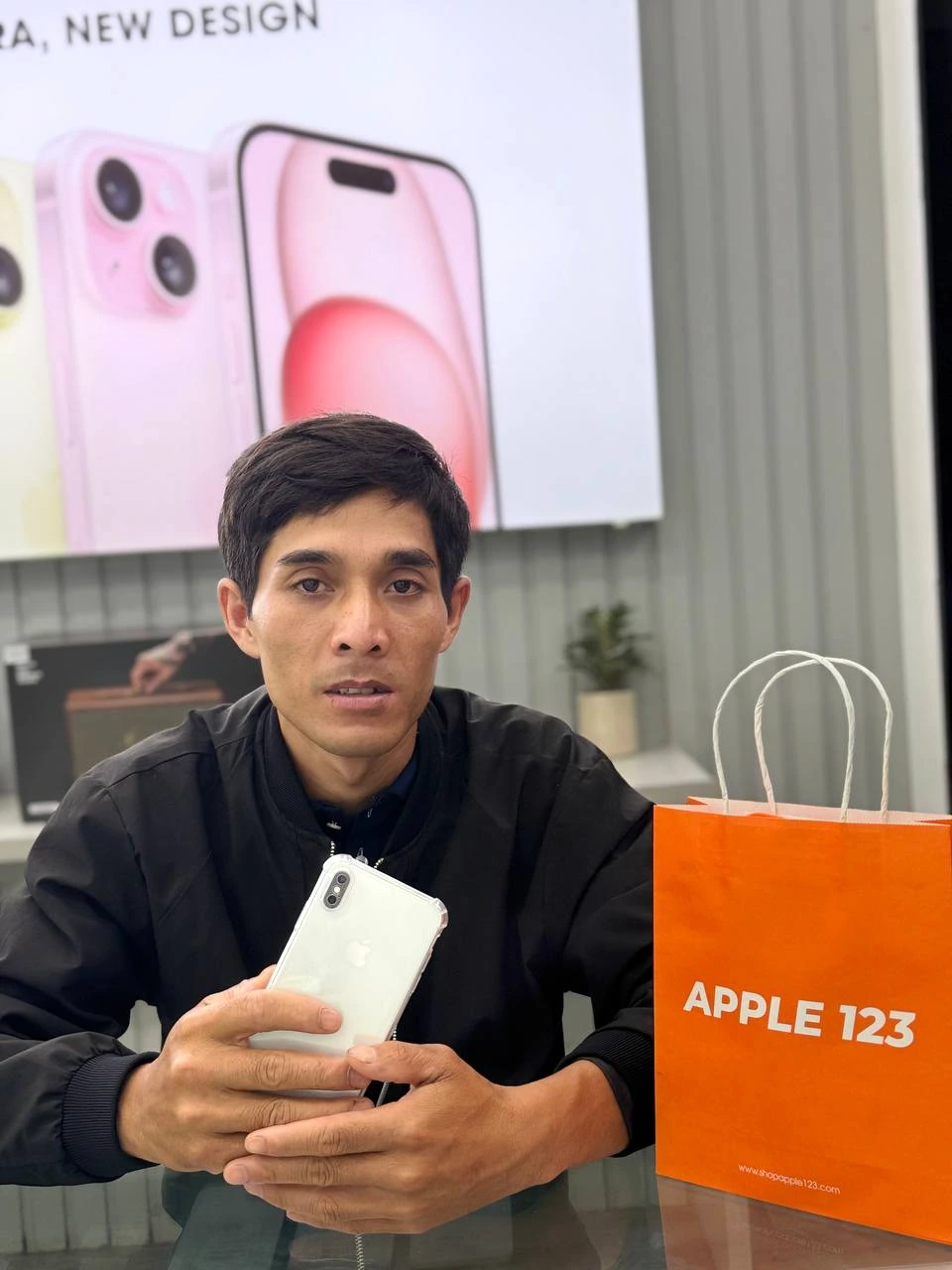 Cảm ơn anh khách đã tin tưởng chọn chiếc iPhone ưng ý tại Apple 123 — chúc anh trải nghiệm thật vui!