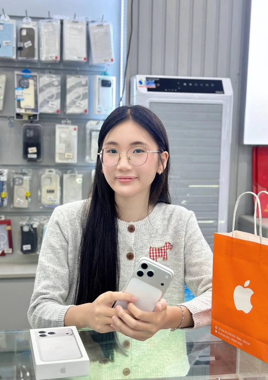 Nụ cười rạng rỡ của khách yêu khi đón chiếc iPhone 15 Series tại Apple 123. Chúc bạn trải nghiệm thật tuyệt vời! ❤️