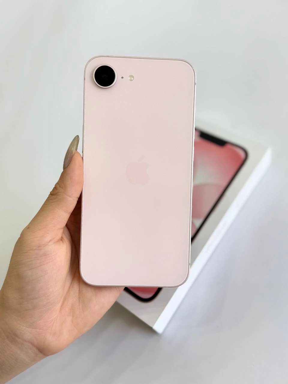 Chiếc iPhone SE hồng xinh xắn đã tìm được chủ nhân tại Apple 123 – niềm vui lan tỏa sau 9 năm.