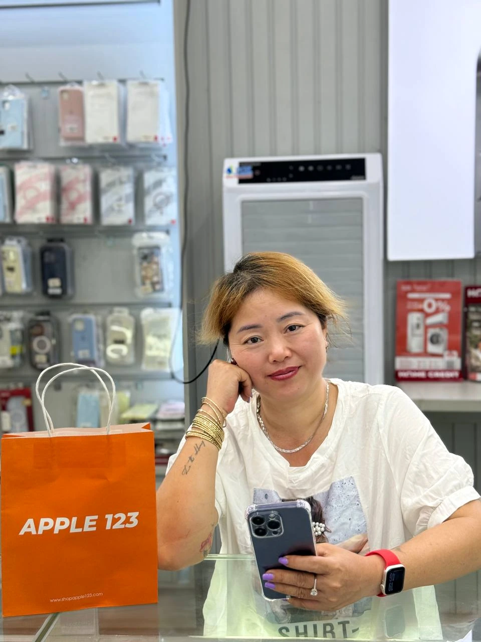 Cô khách Pleiku hài lòng nhận lại iPhone đã thay pin chính hãng tại Apple 123