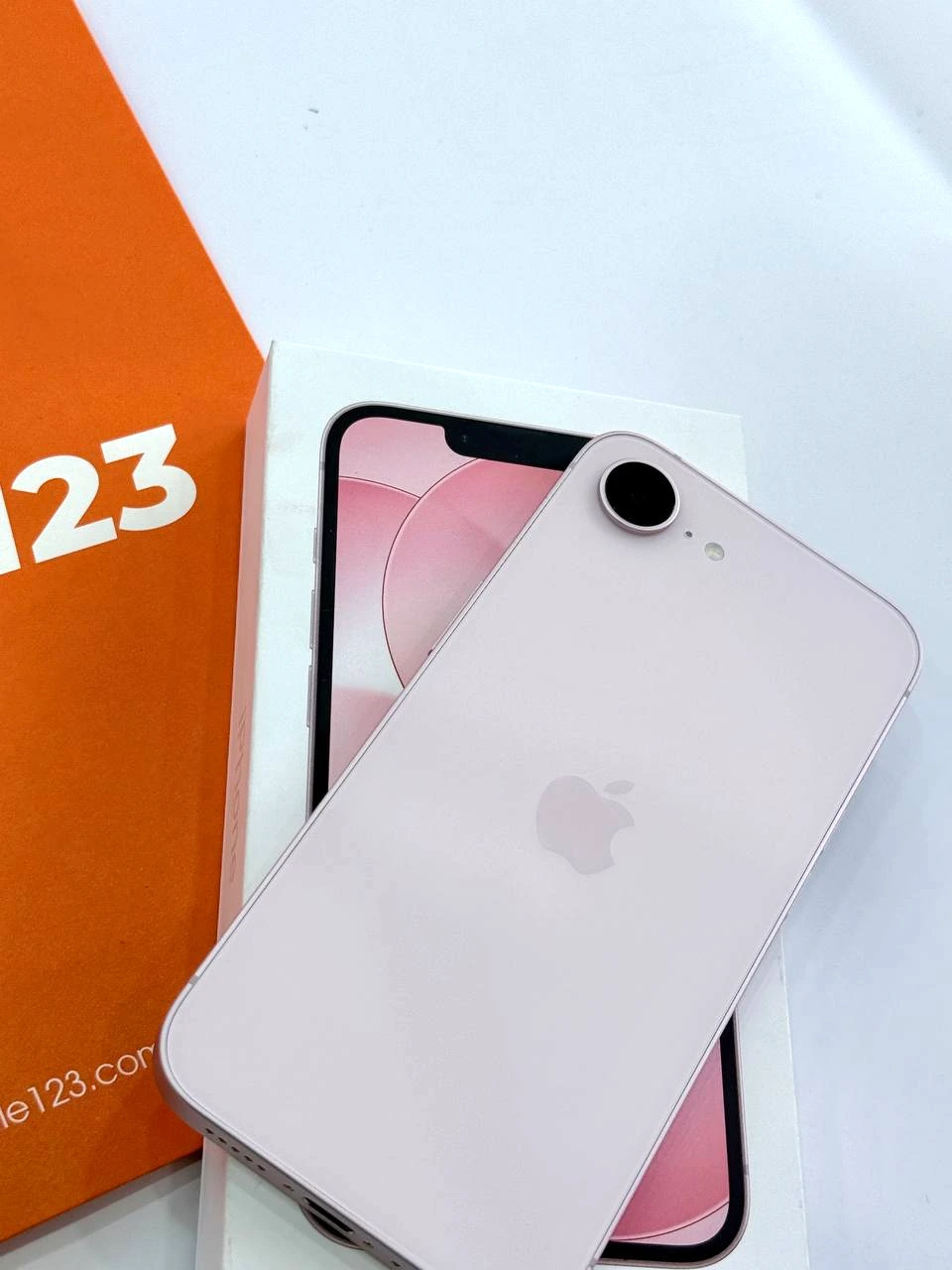 Chiếc iPhone 15 màu hồng yêu kiều đã sẵn sàng tại Shop Apple 123 – 9 năm uy tín cùng bạn trải nghiệm đỉnh cao.
