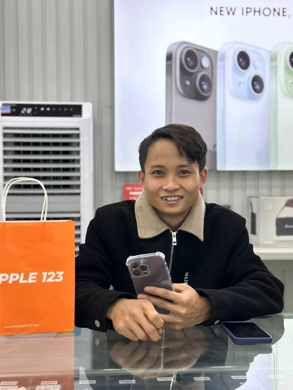 Cảm ơn anh khách đã tin tưởng chọn iPhone 15 Pro tại Shop Apple 123 – chúc anh có trải nghiệm tuyệt vời!