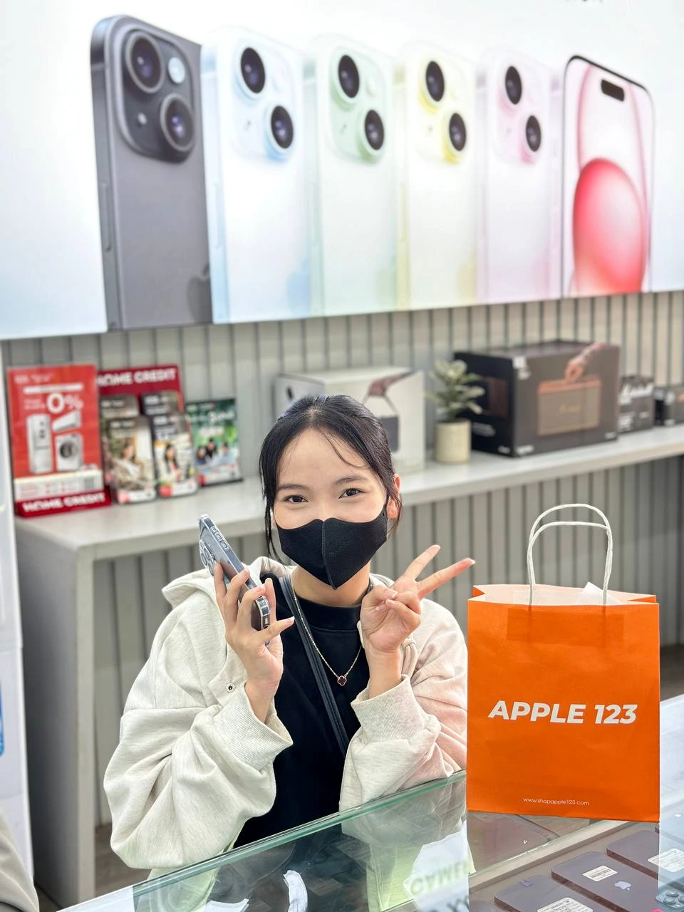 Niềm vui khi đón bạn khách thân thương ghé Apple 123 tậu chiếc iPhone mới. Chúc bạn trải nghiệm thật vui nhé! 😊
