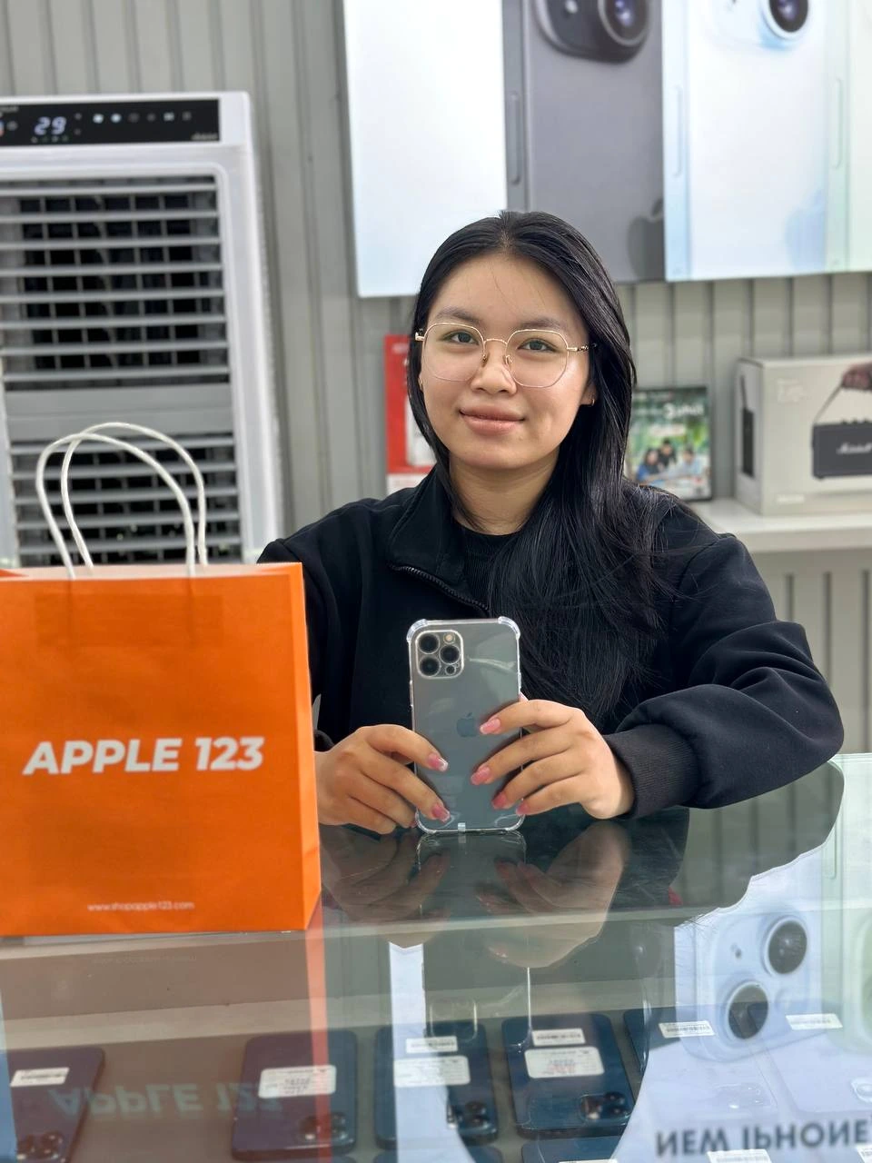 Niềm vui khi trao tay iPhone 15 Pro đến chị khách. Apple 123 Pleiku cảm ơn sự tin tưởng của quý khách suốt 9 năm qua!