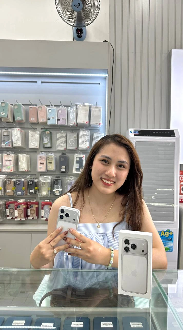 Nụ cười rạng rỡ của khách hàng xinh đẹp cùng iPhone 15 Pro mới tại Apple 123 Pleiku. Chúc bạn trải nghiệm thật tuyệt vời! ❤️
