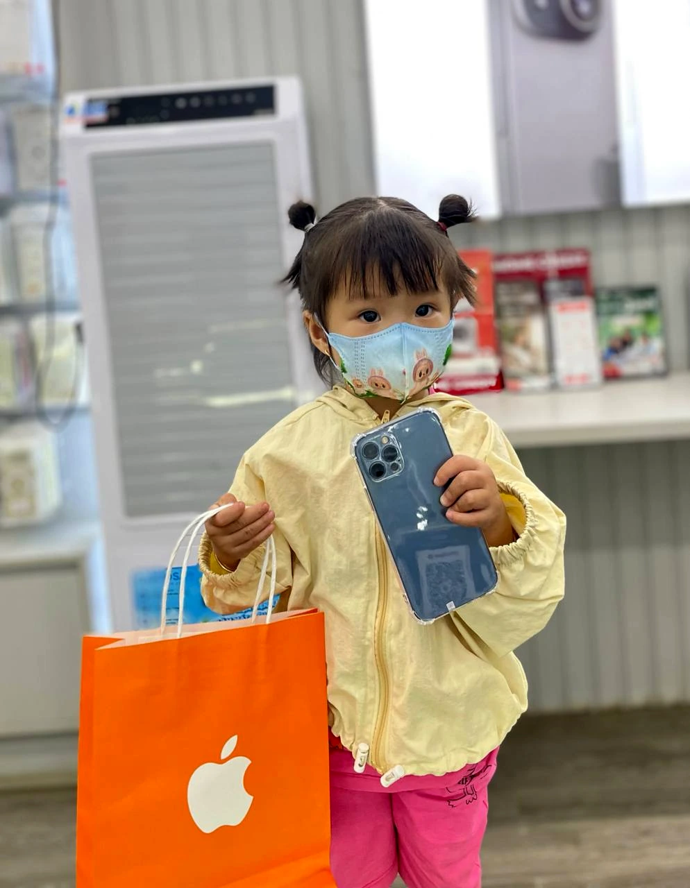 Khoảnh khắc đáng yêu của khách hàng nhí với iPhone mới tại Apple 123. Cảm ơn quý khách đã tin chọn shop suốt 9 năm!