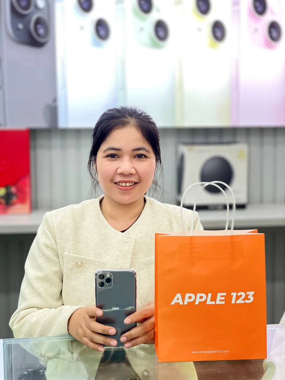 Thật ấm lòng khi thấy nụ cười rạng rỡ của chị khách với chiếc iPhone mới tại Apple 123. Chúc chị trải nghiệm thật vui! 😊