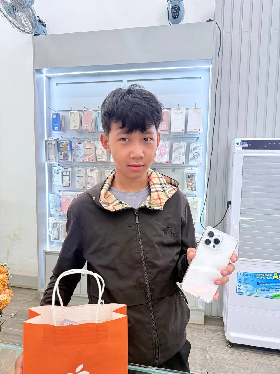 Cảm ơn anh khách đã tin tưởng chọn iPhone 15 Pro Max tại Apple 123 — chúc anh trải nghiệm thật vui ❤️